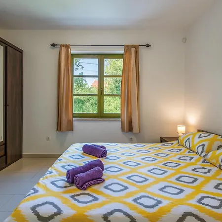 Casa de Férias 5 Bedroom Awesome In Valtura