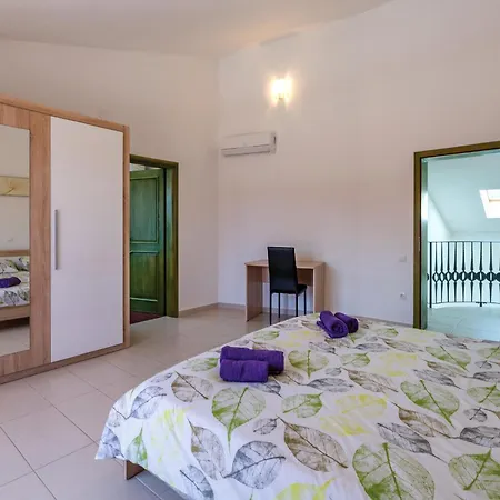 5 Bedroom Awesome In Casa de Férias