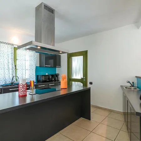 5 Bedroom Awesome In *