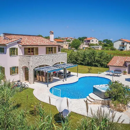 5 Bedroom Awesome In Casa de Férias