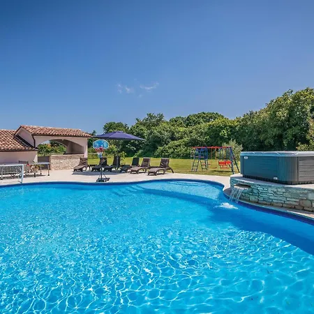 Holiday home 5 Bedroom Awesome In Valtura
