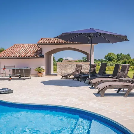 Dom wakacyjny 5 Bedroom Awesome In Valtura