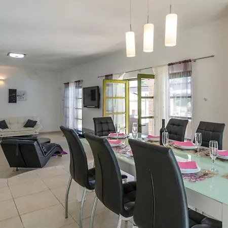 5 Bedroom Awesome In
