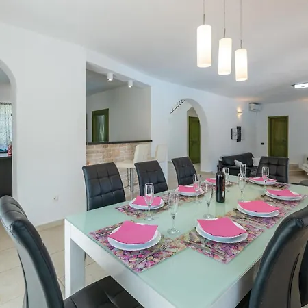 5 Bedroom Awesome In Holiday home Valtura