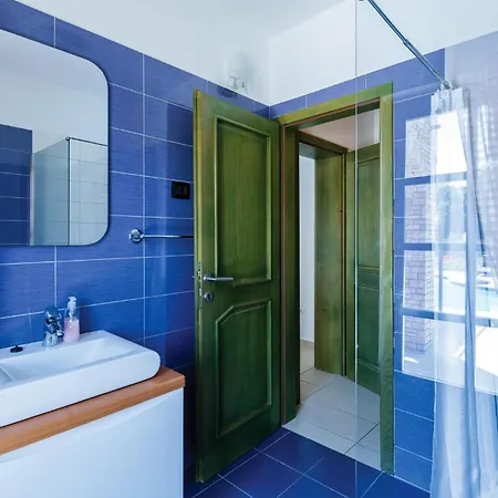 5 Bedroom Awesome In * Valtura