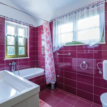 5 Bedroom Awesome In Сasa de vacaciones *