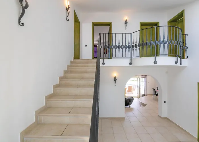 Dom wakacyjny 5 Bedroom Awesome In Valtura
