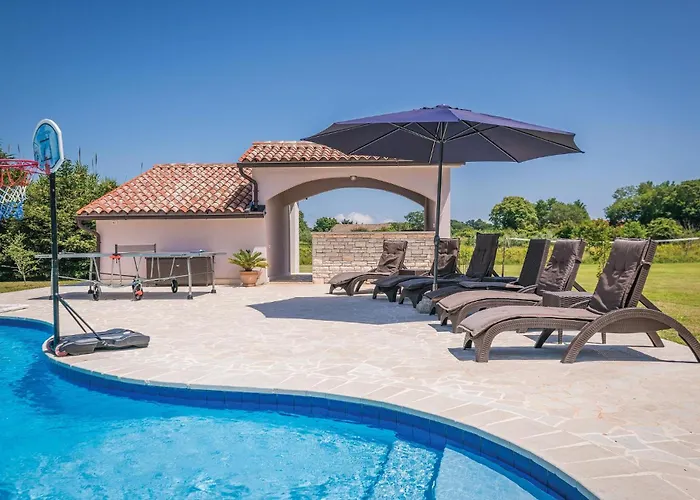 Dom wakacyjny 5 Bedroom Awesome In Valtura
