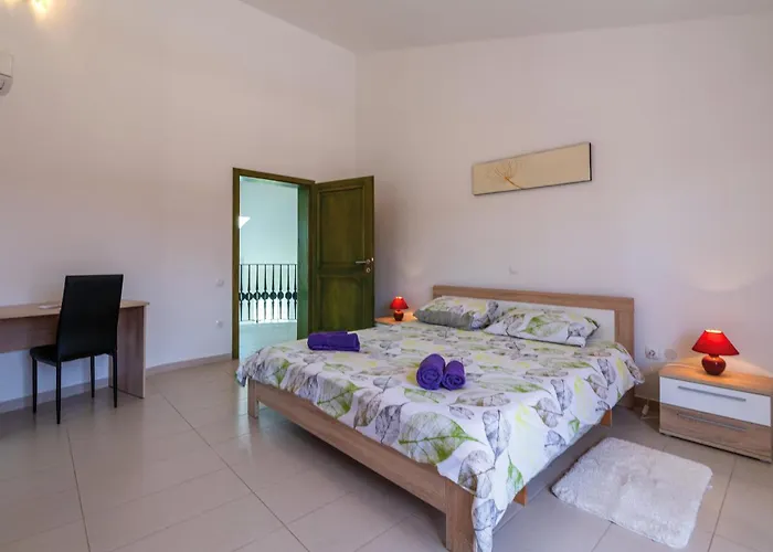 Dom wakacyjny 5 Bedroom Awesome In Valtura